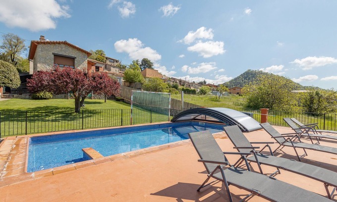 Santa Maria de Besora Casa | Casa rural 'Cisquet' con vistas a la montaña, piscina compartida y Wi-Fi