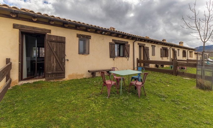 Cerezo de Abajo Casa | Casa rural 'Perro' con vistas a la montaña, jardín privado y Wi-Fi