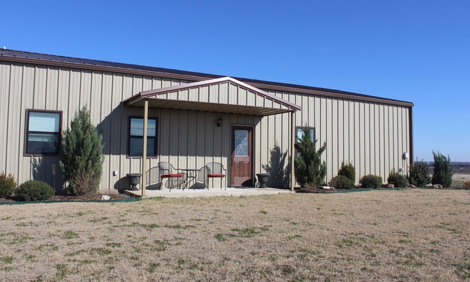 Kaufman County Casa | Country hilltop retreat on 10 acres with a pool and hot tub