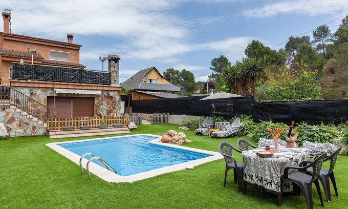 Corbera De Llobregat Casa | Casa de campo Antonio y Maria Rosa con vistas a la montaña, piscina y Wi-Fi