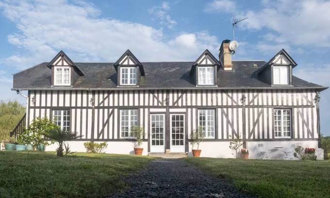 Bonneville-la-Louvet Casa | Country house in the Pays d'Auge between villages