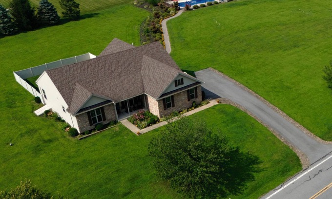 Mertztown Casa | Country Home Hot tub, Sauna, Pool table. 10 minutes from Bear Creek Ski Resort