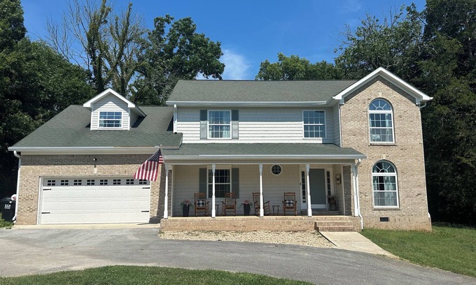Ooltewah Otro | Country Home near Chattanooga, Harrison Bay, Howe Farms, and Gray Dove venues!