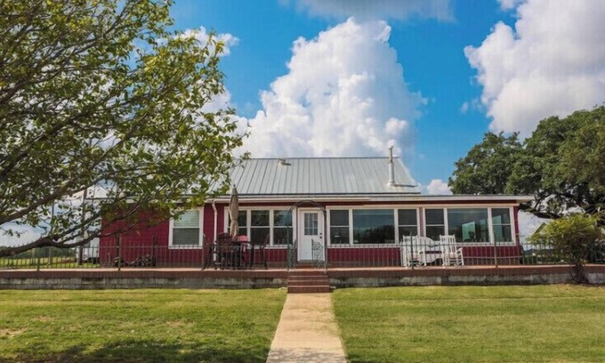 Voca Casa | Country Home on 33 acres, sleeps 20, On the San Saba River!