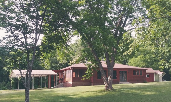 Boomer Casa | Country Home Private Setting Mountain Views