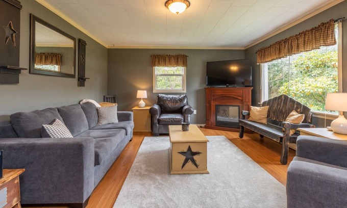 Deerfield Casa | Country home with cozy fireplace