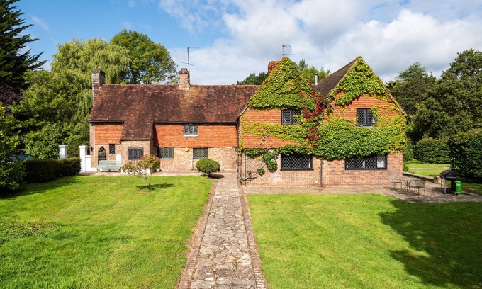 Upper Dicker Casa | Country Home with Tennis Court & Hot Tub