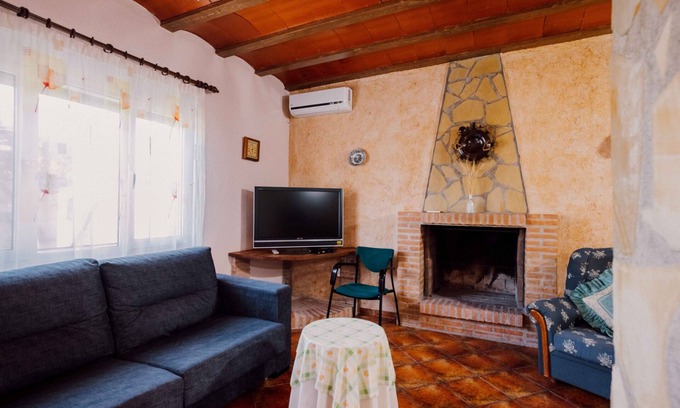 Navares Casa | Casa rural 'Casa Dolores' con vistas a la montaña, Wi-Fi y aire acondicionado