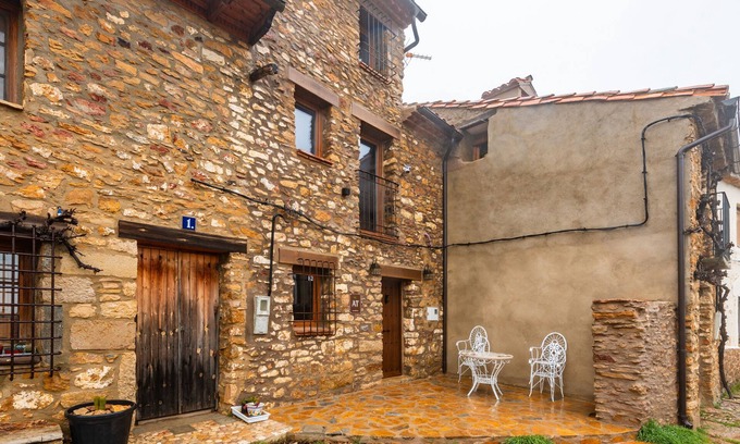 Vilafranca Casa | Casa rural 'La Parreta Estancia La Morada' con vistas a la montaña, terraza privada y jardín privado
