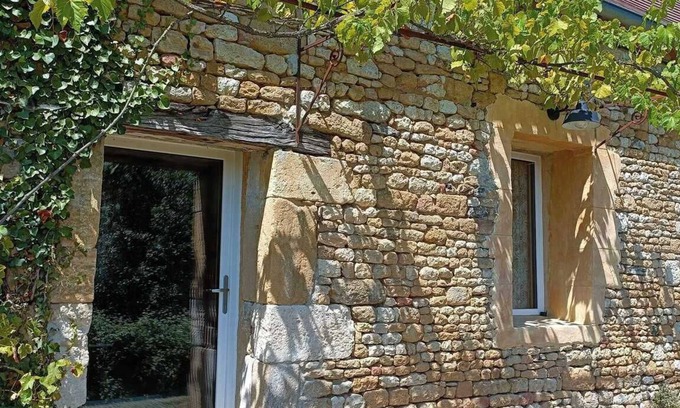 Auriac-du-Perigord Villa | Casa rural 'Domaine De La Salamandre' con terraza y jardín privados