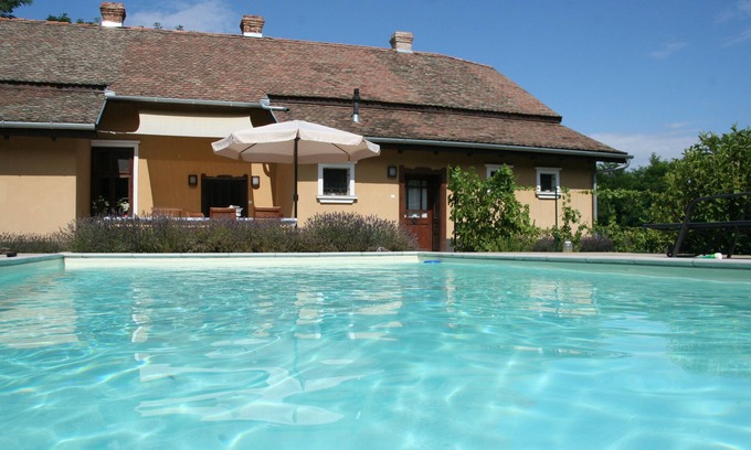 Tiszaszentimre Villa | Casa de campo, 8 personas. Parking privado, piscina y gran jardín privado. En el lago Tisza.