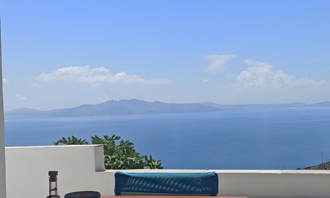 Tinos Casa | Casa rural 'Allegro' con vistas al mar, Wi-Fi y aire acondicionado