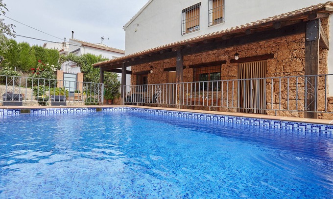 Arbuniel Casa | Casa rural 'Alojamiento Rural La Ventilla' con vistas a la montaña, piscina privada y Wi-Fi
