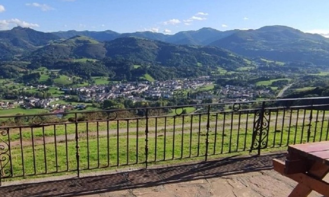 Baztan Casa | Casa rural 'Autxikoborda Bajo' con vistas a la montaña, jardín privado y Wi-Fi