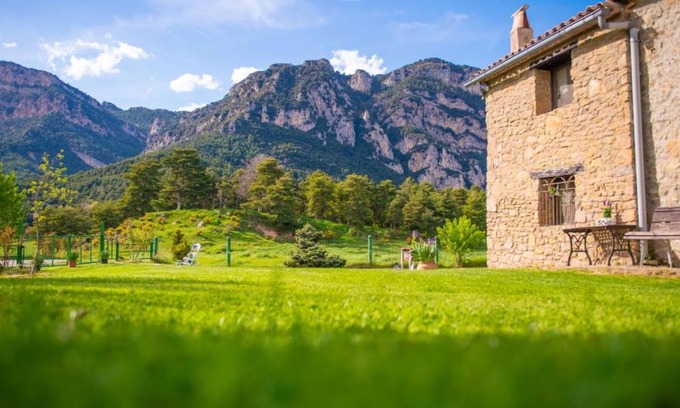 Capolat Casa | Casa rural 'Can Caubet Ll' con vistas a la montaña, piscina compartida y Wi-Fi