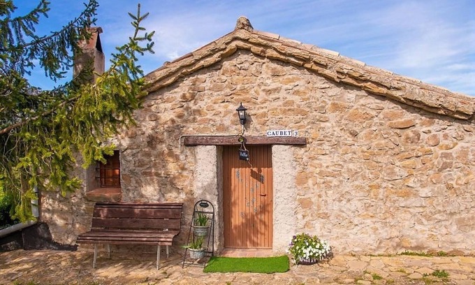 Capolat Casa | Casa rural 'Can Caubet Lll' con vistas a la montaña, piscina compartida y Wi-Fi