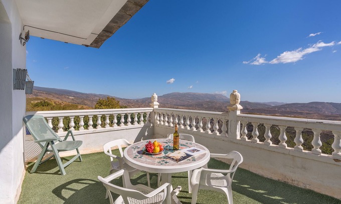 Yegen Casa | Casa rural 'Casa Mamica Rosario' con vistas a la montaña, terraza privada y Wi-Fi