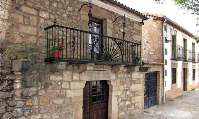 Almajano Casa | Casa rural 'Complejo Las Frascuelas' con vistas a la montaña, terraza privada y Wi-Fi