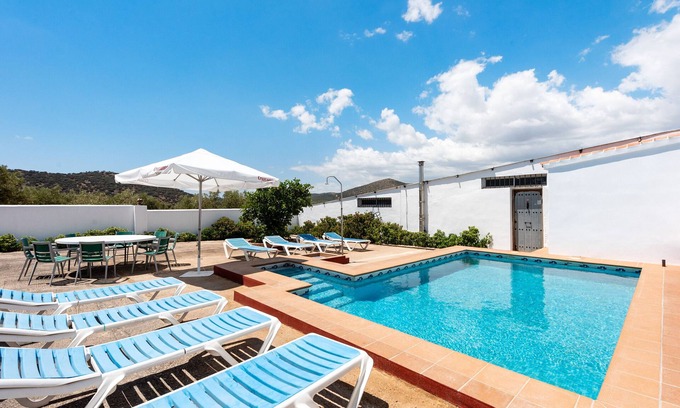 Archidona Casa | Casa Rural 'Cortijo De La Vía' con Vistas a la Montaña, Piscina Privada y Wi-Fi