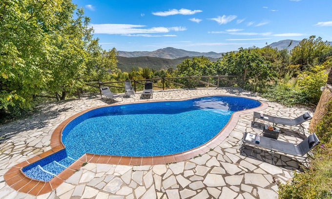 La Taha Casa | Casa rural 'Cortijo Jiménez' con vistas a la montaña, piscina privada y Wi-Fi