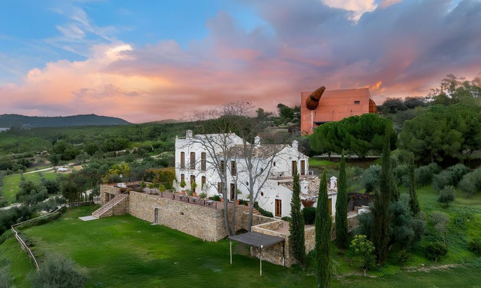 Ronda Villa | Casa rural 'Cortijo La Almazara' con vistas a la montaña, Wi-Fi y aire acondicionado