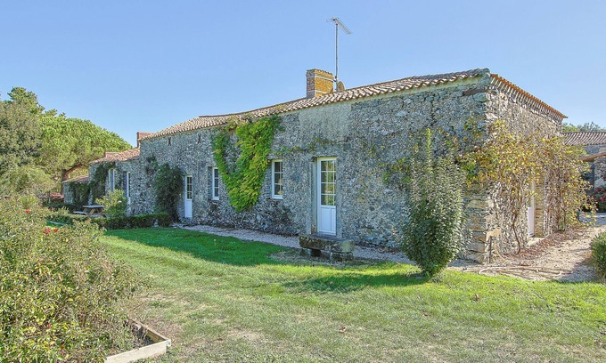 Landevieille Villa | Casa rural 'Domaine La Roblinière 10min Plage' con terraza privada, jardín privado y Wi-Fi