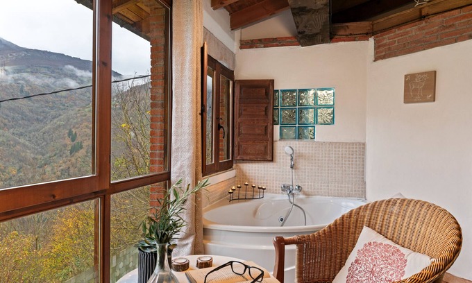 Santa María Casa | Casa rural 'El Carbayu, bañera de hidromasaje y vistas' con vistas a la montaña, terraza y Wi-Fi