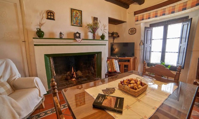 Fuenteheridos Casa | Casa rural 'El Tragaluz I' con vistas a la montaña, terraza compartida y Wi-Fi