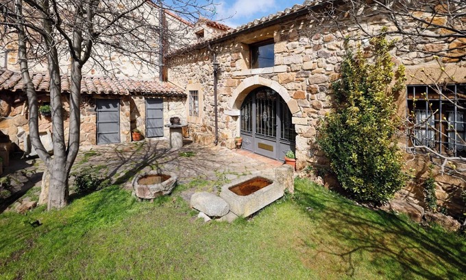Almajano Casa | Casa rural 'El Molino Del Pepe' con terraza privada, jardín privado y Wi-Fi
