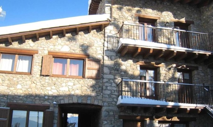 Aranser Casa | Casa rural 'El Paller O La Casa De Ca L'Escolà' con vistas a la montaña, terraza compartida y Wi-Fi