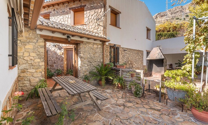 Castril Casa | Casa rural 'El Patio Casa Rural' con vistas a la montaña, Wi-Fi y aire acondicionado