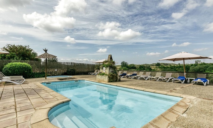 Llampaies Casa | Casa rural 'El Rebost Rural De Can Gat Vell' con piscina compartida, Wi-Fi y aire acondicionado.