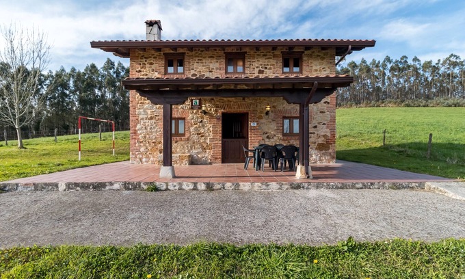 Bárcena de Cicero Casa | Casa rural 'Alba' con vistas a la montaña, jardín privado y balcón
