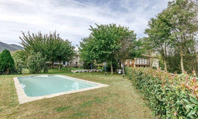Santa Margarida de Bianya Casa | Casa rural 'El Graner' con vistas a la montaña, piscina compartida y Wi-Fi