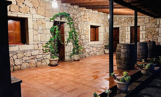 Arico Viejo Villa | Casa de campo "Finca Rural Los Olivos en Arico" con vistas a la montaña, Wi-Fi, jardín y terraza