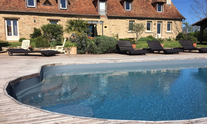 Jumilhac-le-Grand Casa | Country house with swimming pool sleeps 14
