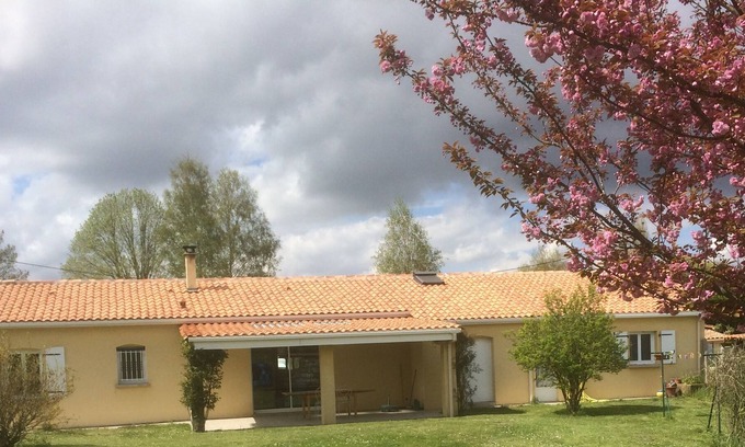 Saint-Cybardeaux Casa | Casa de campo en el corazón de los viñedos.