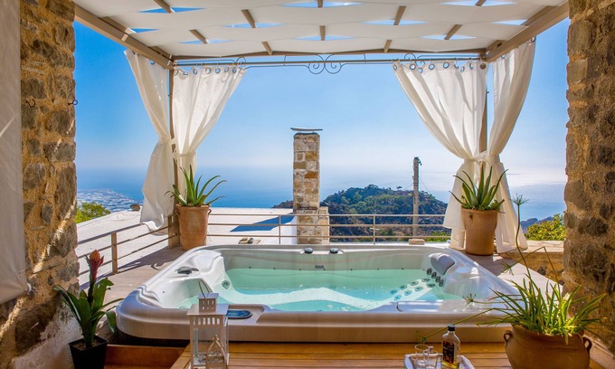 Anatoli Casa | Mansión con jacuzzi al aire libre y vistas al mar Mediterráneo.