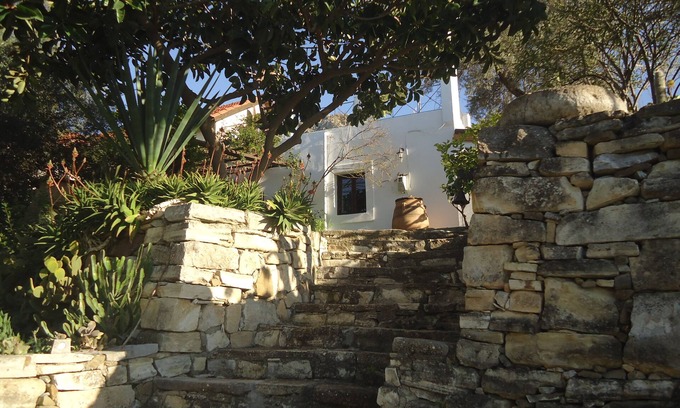 Faistos Casa | Casa de campo Jasemi rodeada de un hermoso jardín y vista al mar