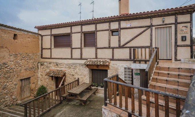 Curiel Casa | Casa rural 'Las Tercias De Curiel' con vistas a la montaña y Wi-Fi