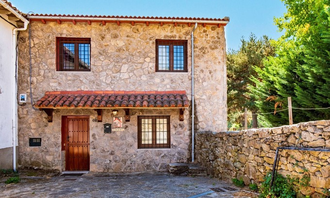 Solana de Avila Casa | Casa rural 'La Covacha' con vistas a la montaña, jardín privado y Wi-Fi