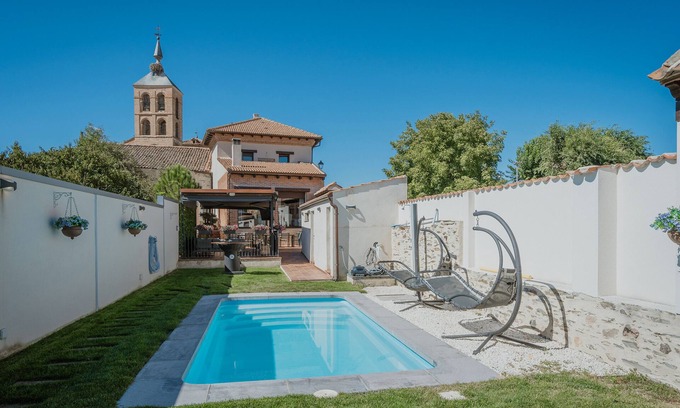Nieva Casa | Casa Rural 'La Antigua Taberna' con Piscina Privada, Wi-Fi y Aire Acondicionado