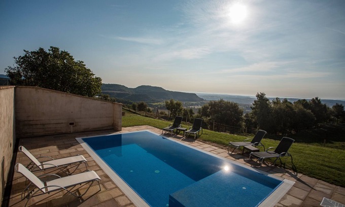 Solsona Casa | Casa rural 'La Cajola' con vistas a la montaña, piscina privada y Wi-Fi