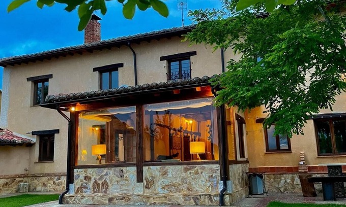 Saldaña Casa | Casa rural 'La Manzana' con vistas a la montaña, Wi-Fi y aire acondicionado