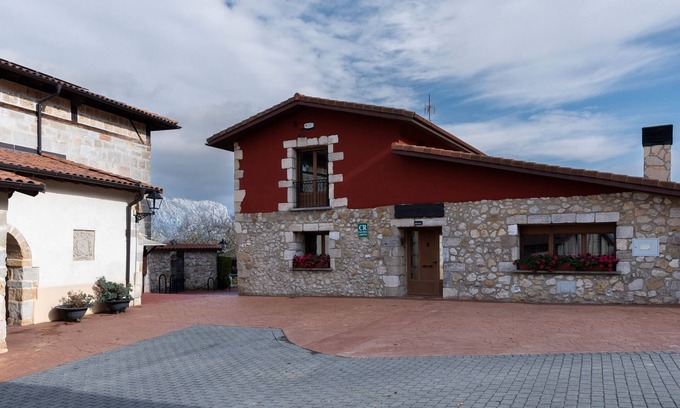 Asparrena Casa | Casa rural 'Legaire Etxea' con vistas a la montaña, jardín privado y Wi-Fi