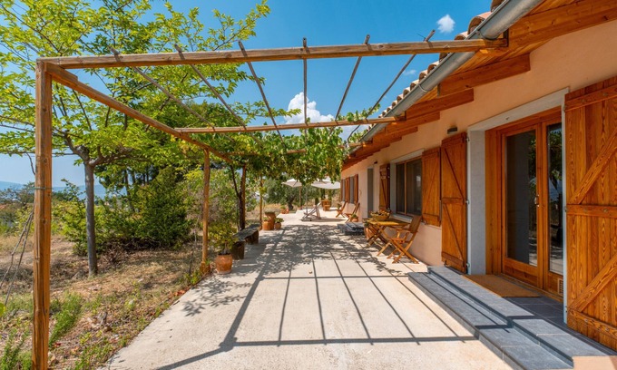 Ibi Casa | Casa rural 'Lluna' con vistas a la montaña, piscina compartida y Wi-Fi