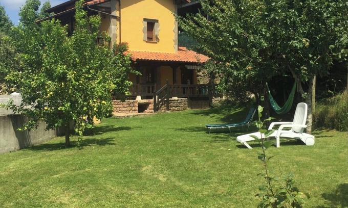 Celucos Casa | Casa rural 'Los Avellanos Casa 3' con vistas a la montaña, terraza privada y jardín privado