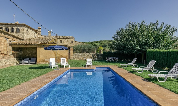 Regencos Villa | Casa rural 'Mas Cases' con vistas a la montaña, piscina privada y Wi-Fi