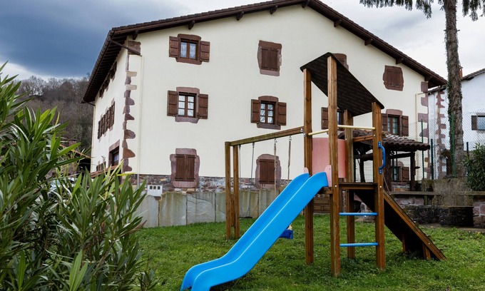 Urdax Casa | Casa rural 'Matxingonea 1' con vistas a la montaña, jardín privado y Wi-Fi