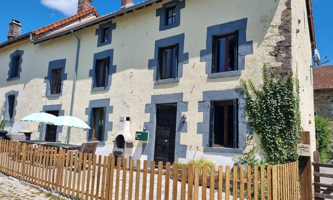 Janaillat Casa | Country House 'Meadow View - Grande Gîtes' with Private Pool, Private Terrace and Wi-Fi